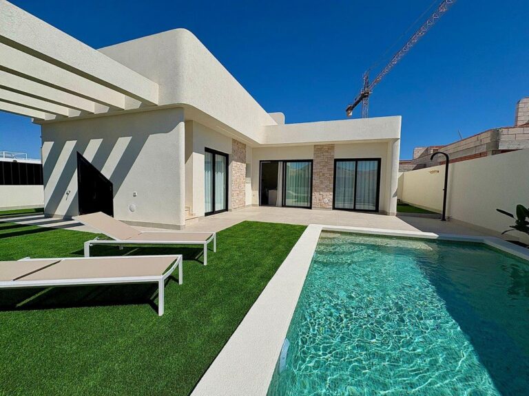 villa for sale in Roldan